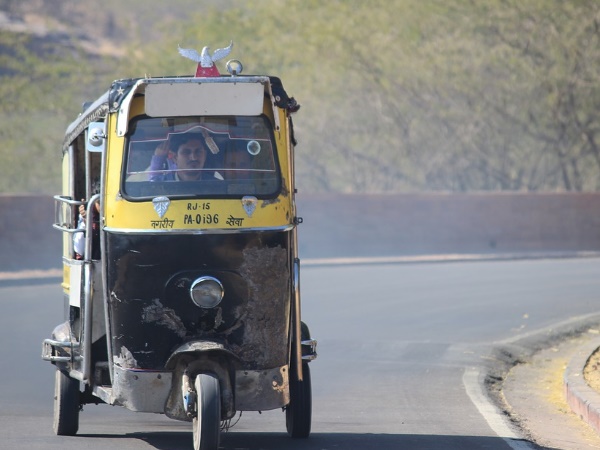 ऑटो ड्राइवर ने लौटा दिए पैसे