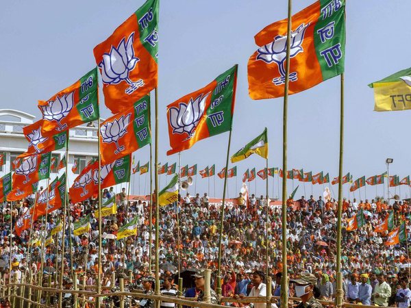 नैसर्गिक सुंदरता से सजे राज्यों ने ओढ़ी भगवा चूनर...