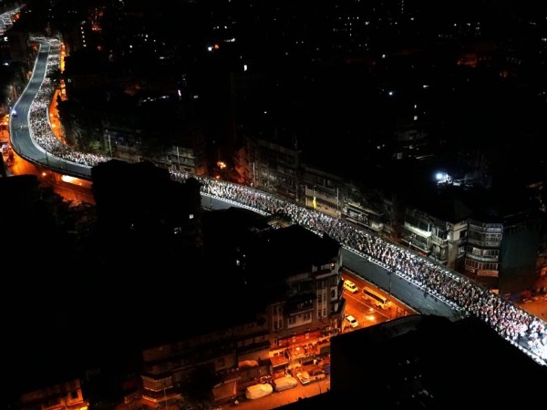 शांतिपूर्ण तरीके से कर रहे हैं प्रदर्शन