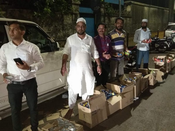 मदद को आगे आए अलग-अलग समुदाय के लोग