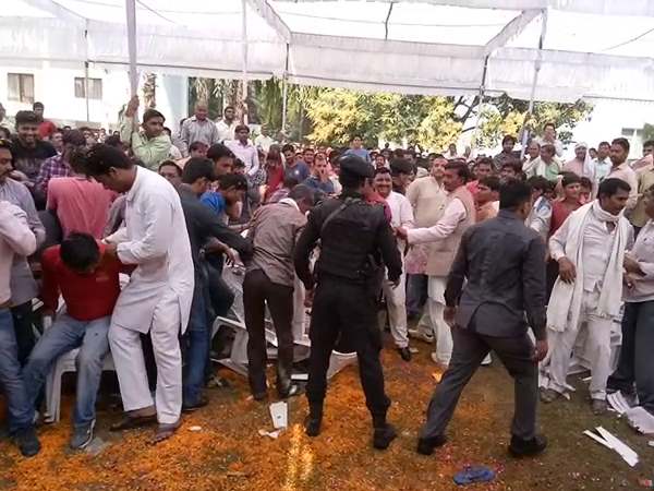 होली के हुड़दंग में बेकाबू हुई जनता, टूटी कुर्सियां