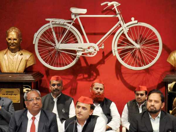 25 साल बाद हाथी पर दिखा साइकिल का प्रचार