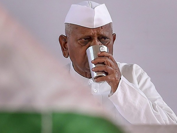 बिना नमक, चीनी या अन्न के सिर्फ पानी पीकर अनशन कर रहे हैं अन्ना