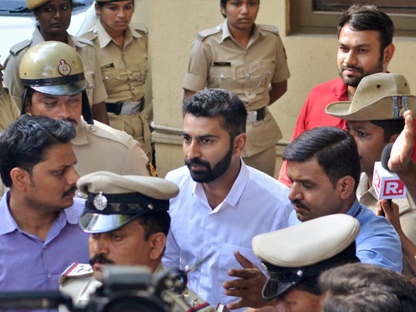मारपीट करने वाले कांग्रेस MLA के बेटे नेलपद को जमानत नहीं मारपीट करने वाले कांग्रेस MLA के बेटे नेलपद को जमानत नहीं