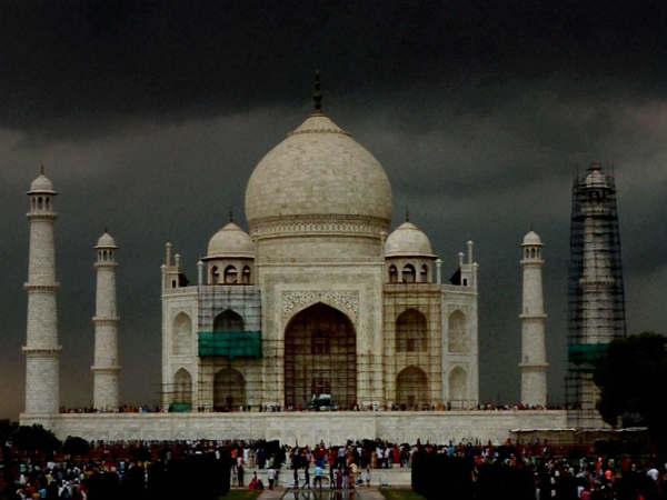 अलग-अलग धर्मों का भारत में रहना मुश्किल