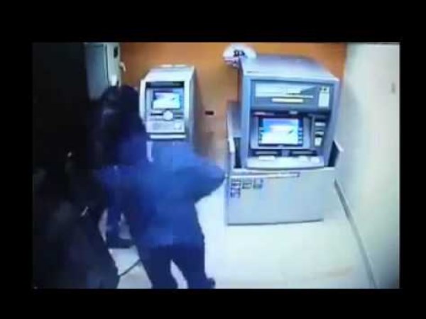 shamli thief stole 18 lakh from atm within 5 minutes shamli thief stole 18 lakh from atm within 5 minutes