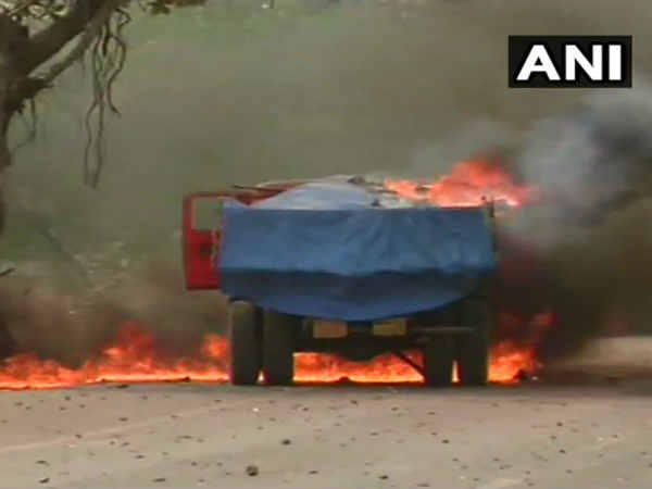औरंगाबाद में कचरे पर कोहराम: गाडि़यां फूंकी गईं, पथराव में 6 पुलिसकर्मी जख्मी औरंगाबाद में कचरे पर कोहराम: गाडि़यां फूंकी गईं, पथराव में 6 पुलिसकर्मी जख्मी
