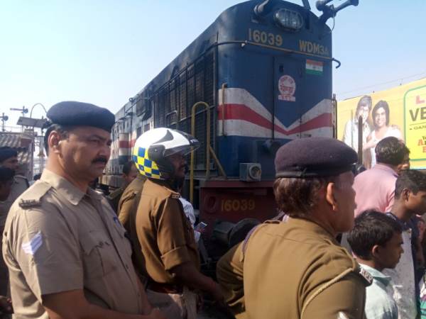 रेलवे अधिकारी के पहुँचने पर मामला हुआ शांत