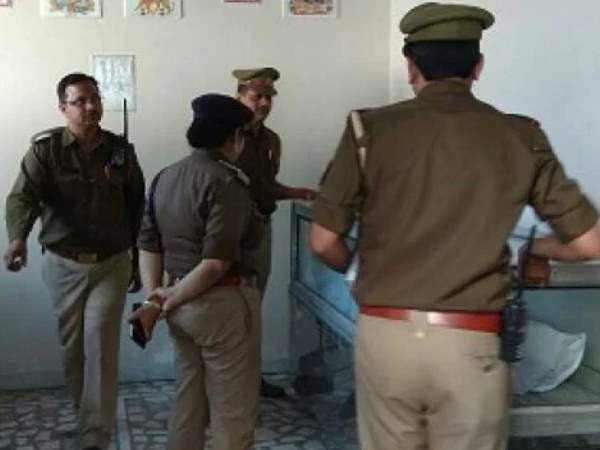 बेटे ने स्कूल से लौटकर देखा मां का शव