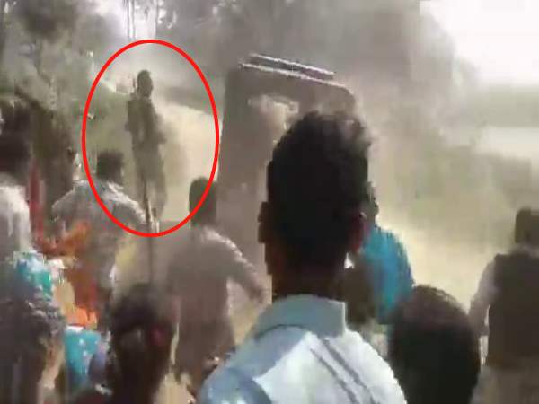 Women and men beat up the policemen in Balrampur Women and men beat up the policemen in Balrampur