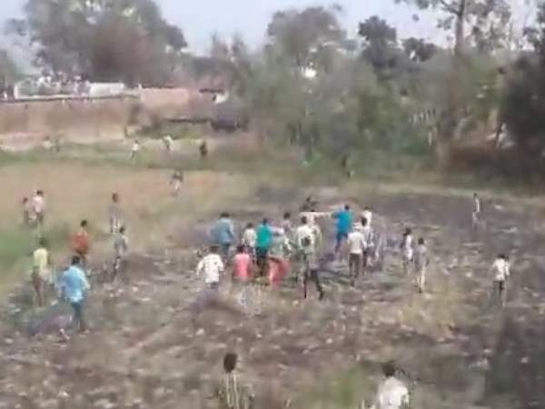Women and men beat up the policemen in Balrampur Women and men beat up the policemen in Balrampur