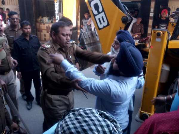 Police and business leader fight in Bareilly Police and business leader fight in Bareilly