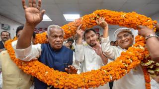 बिहार में सियासी टूट-फूट के नीतीश-लालू के लिए मायने क्या बिहार में सियासी टूट-फूट के नीतीश-लालू के लिए मायने क्या