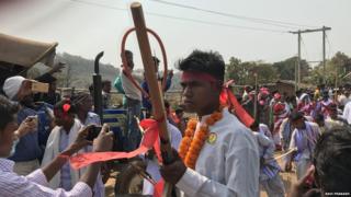 झारखंडः तीर-धनुष के साथ ‘स्वशासन’ मांगते आदिवासी झारखंडः तीर-धनुष के साथ ‘स्वशासन’ मांगते आदिवासी