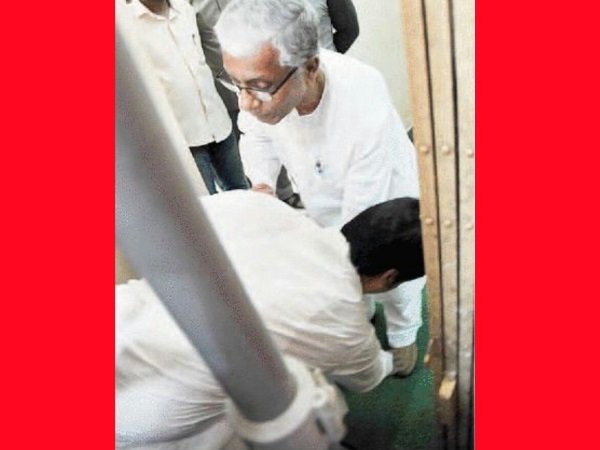 पैर छूने की तस्वीर हुई वायरल