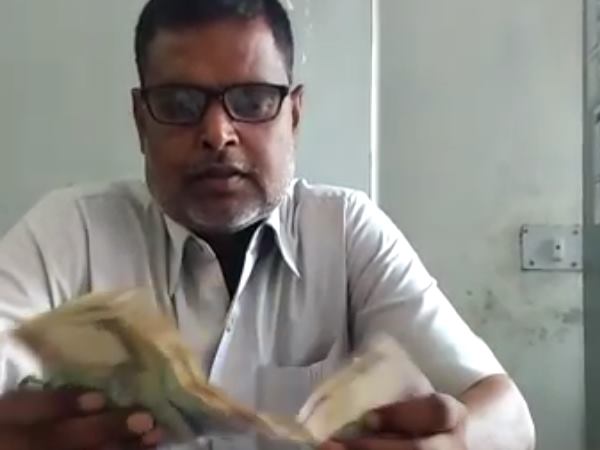 Videos of bribery by two officers in Uttar Pradesh Viral Videos of bribery by two officers in Uttar Pradesh Viral