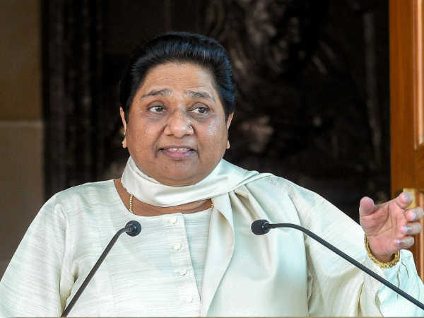 माया की प्रेस कॉन्फ्रेंस में हेलीकॉप्टर की आवाज ने डाली खलल तो बोलीं- मोदी और उनके चेले योगी इसमें घूम रहे हैं माया की प्रेस कॉन्फ्रेंस में हेलीकॉप्टर की आवाज ने डाली खलल तो बोलीं- मोदी और उनके चेले योगी इसमें घूम रहे हैं