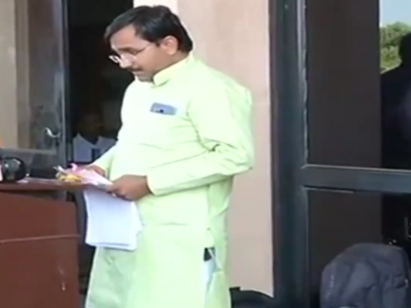 विधानसभा में पिस्टल लेकर पहुंचे BSP विधायक, बाद में मांगी माफी विधानसभा में पिस्टल लेकर पहुंचे BSP विधायक, बाद में मांगी माफी