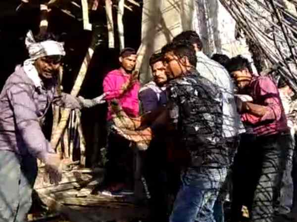 labourers trapped after ceiling of an under construction building falls in Bulandshahr labourers trapped after ceiling of an under construction building falls in Bulandshahr
