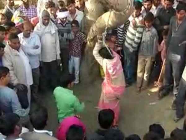 युवक और महिला, दोनों को पीटा