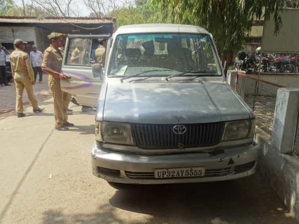 A father beat her daughter and threw her in drain in Varanasi A father beat her daughter and threw her in drain in Varanasi