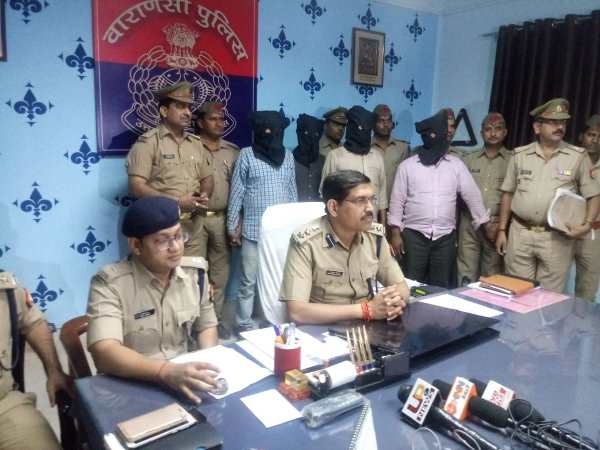 A father beat her daughter and threw her in drain in Varanasi A father beat her daughter and threw her in drain in Varanasi