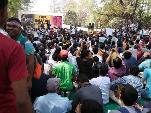 SSC छात्रों और दिल्ली पुलिस में टकराव, कई जगह लाठीचार्ज SSC छात्रों और दिल्ली पुलिस में टकराव, कई जगह लाठीचार्ज