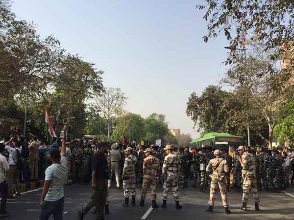 SSC छात्रों और दिल्ली पुलिस में टकराव, कई जगह लाठीचार्ज SSC छात्रों और दिल्ली पुलिस में टकराव, कई जगह लाठीचार्ज