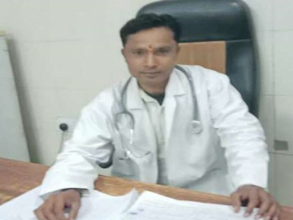 संविदा सफाईकर्मी अरविन्द ने मौका देख पहन लिया एप्रन