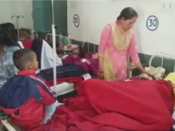 छत्तीसगढ़: नवोदय विद्यालय में 'जहरीला पनीर' खाने से 175 बच्चे बीमार, जांच शुरू छत्तीसगढ़: नवोदय विद्यालय में 'जहरीला पनीर' खाने से 175 बच्चे बीमार, जांच शुरू