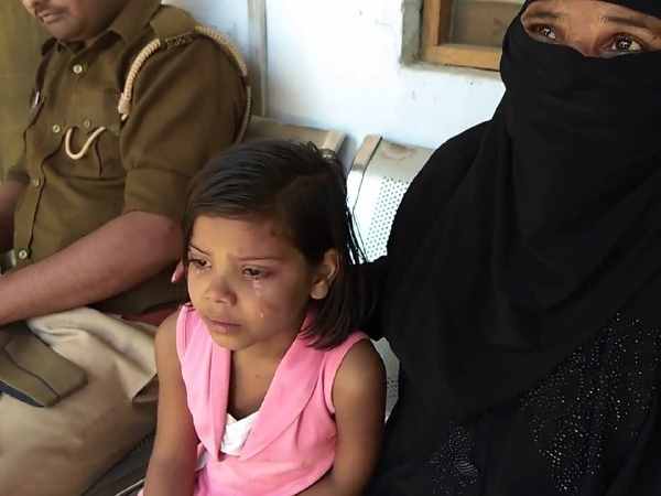 बच्चों के स्कूल जाने से रोक रहा पिता