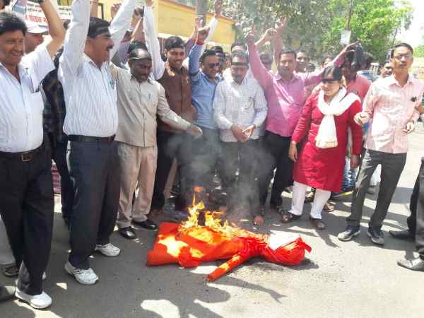 Effigy of CM Yogi burnt by teachers, police searching to arrest in Shahjahanpur Effigy of CM Yogi burnt by teachers, police searching to arrest in Shahjahanpur