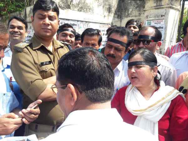 Effigy of CM Yogi burnt by teachers, police searching to arrest in Shahjahanpur Effigy of CM Yogi burnt by teachers, police searching to arrest in Shahjahanpur