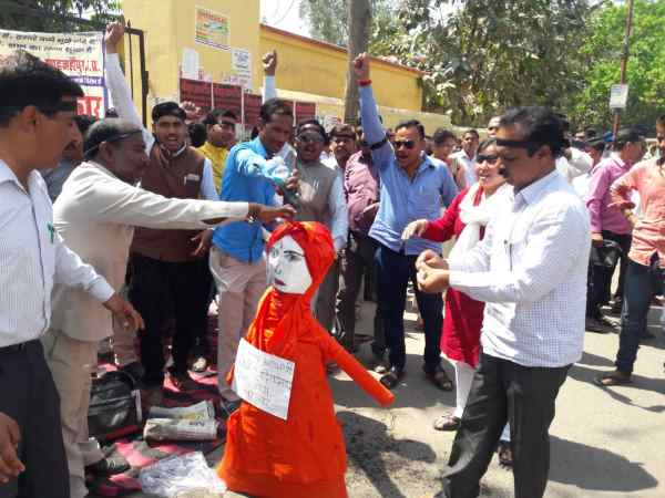 Effigy of CM Yogi burnt by teachers, police searching to arrest in Shahjahanpur Effigy of CM Yogi burnt by teachers, police searching to arrest in Shahjahanpur