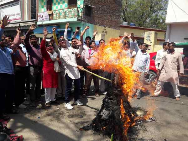 Effigy of CM Yogi burnt by teachers, police searching to arrest in Shahjahanpur Effigy of CM Yogi burnt by teachers, police searching to arrest in Shahjahanpur