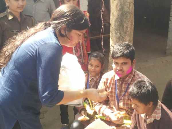 मूक बधिर बच्चों की जिंदगी में होली के रंग
