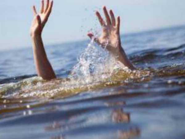 संगम में श्रद्धालुओं से भरी नाव पलटी, महिला की मौत संगम में श्रद्धालुओं से भरी नाव पलटी, महिला की मौत