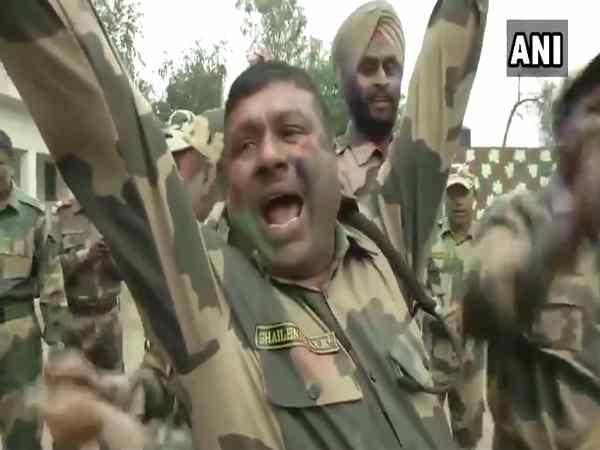 VIDEO: BSF Jawans celebrate Holi International Border in Jammu VIDEO: BSF Jawans celebrate Holi International Border in Jammu