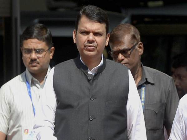 अन्ना हजारे के मंच पर सीएम देवेंद्र फडणवीस पर शख्स ने फेंका जूता अन्ना हजारे के मंच पर सीएम देवेंद्र फडणवीस पर शख्स ने फेंका जूता