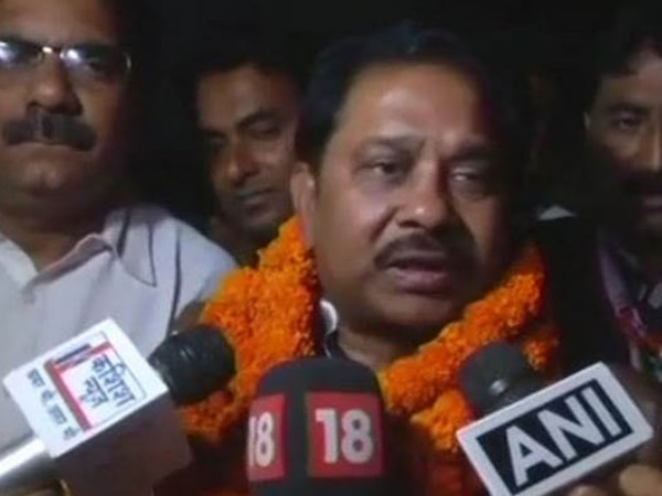 कांग्रेस एक फीसदी से कम वोटों के अंतर से आगे निकल गई