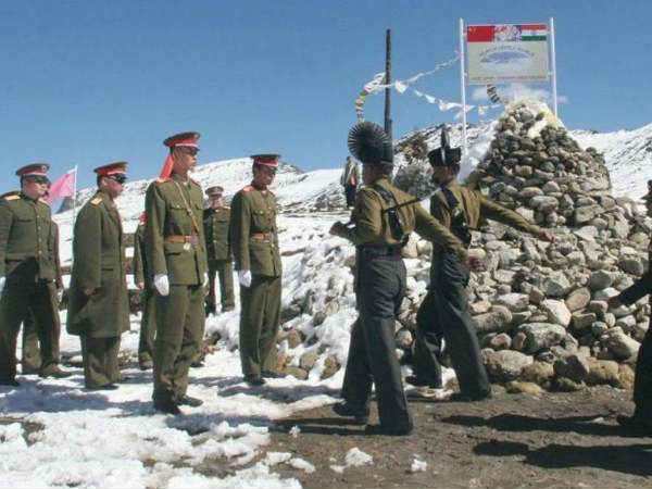 चीनी सैनिकों ने सर्दी के मौसम में डटे रहकर एक नई सड़क बना ली है