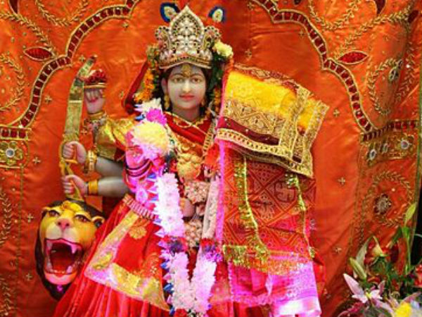 दुर्गा देवी आठ भुजाओं से युक्त हैं