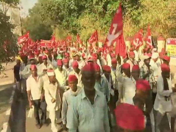 मुंबई पहुंचा 30,000 किसानों का मार्च, कल विधानसभा का करेंगे घेराव मुंबई पहुंचा 30,000 किसानों का मार्च, कल विधानसभा का करेंगे घेराव