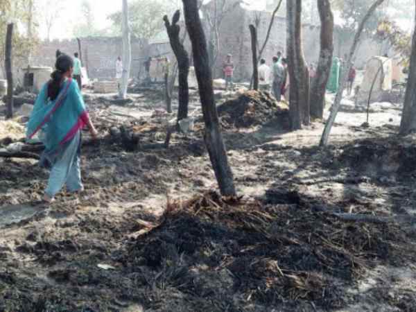 Fire in village of Kannauj, many houses burnt Fire in village of Kannauj, many houses burnt