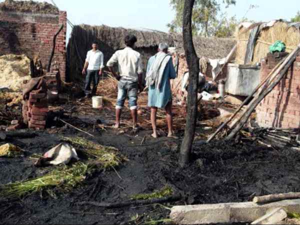 Fire in village of Kannauj, many houses burnt Fire in village of Kannauj, many houses burnt