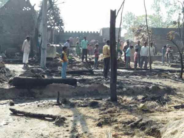 Fire in village of Kannauj, many houses burnt Fire in village of Kannauj, many houses burnt