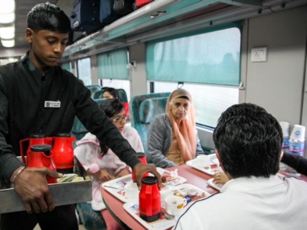 भोजन परोसने वाले कर्मचारी बिल देने से इनकार कर देते हैं