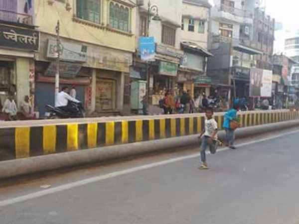 Loot of flower pots in Varanasi after visit of PM Modi and President Macron Loot of flower pots in Varanasi after visit of PM Modi and President Macron