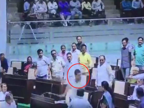 बीजेपी विधायक को बेल्ट से पीटने वाले कांग्रेस विधायक सस्पेंड बीजेपी विधायक को बेल्ट से पीटने वाले कांग्रेस विधायक सस्पेंड