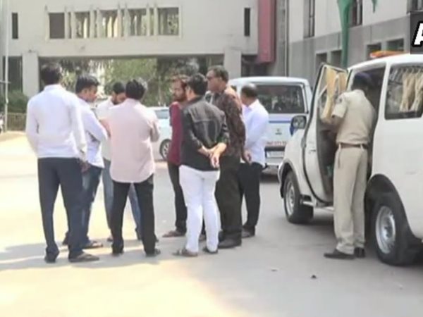 सूरत में परिवार ने कूदकर की खुदकुशी